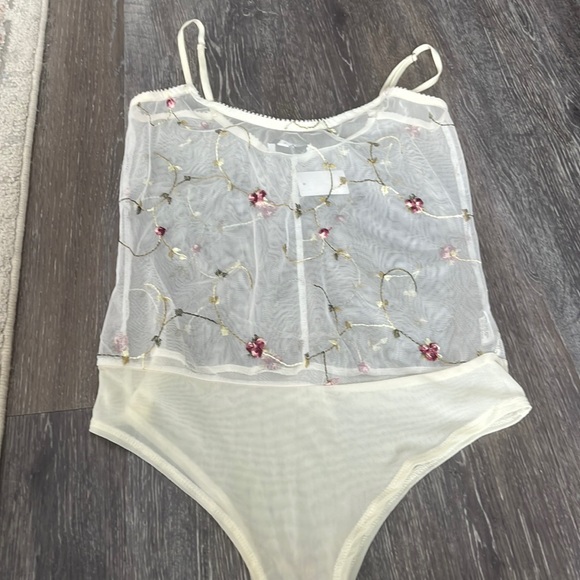 🦋Sheer Embroidered Bodysuit - Picture 5 of 5